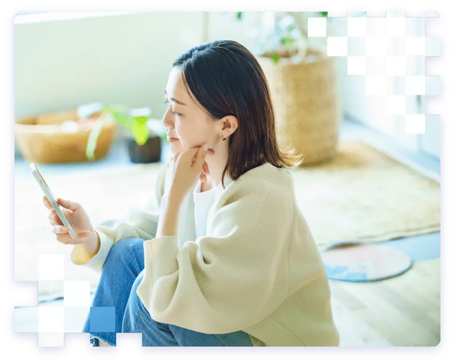 携帯を使っている女性